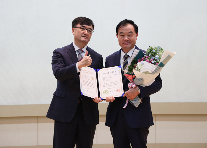 임기근 조달청장 현 기획예산처 차장 수여장면